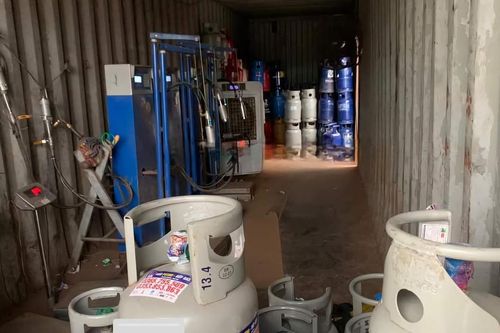 Phát hiện một cơ sở sang chiết gas trái phép núp trong thùng container