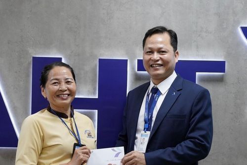 Nữ nhân viên vệ sinh trả lại balo chứa gần 1,4 tỷ đồng nhặt được