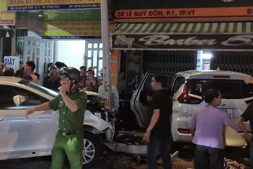 Ô tô 'lùa' loạt xe máy dừng đèn đỏ, 2 người tử vong