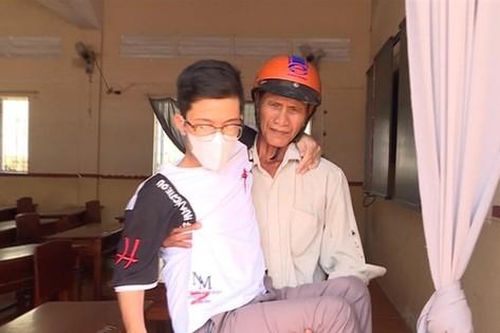 Bế con tật nguyền đi thi