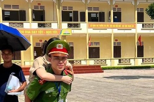 Trung úy công an cõng thí sinh khuyết tật đến phòng thi