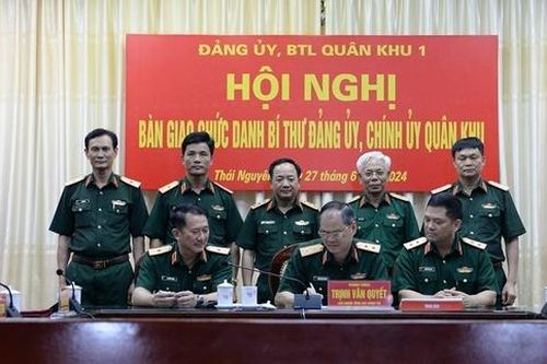 Bản tin 8H: Bàn giao chức danh Bí thư Đảng ủy, Chính ủy Quân khu 1