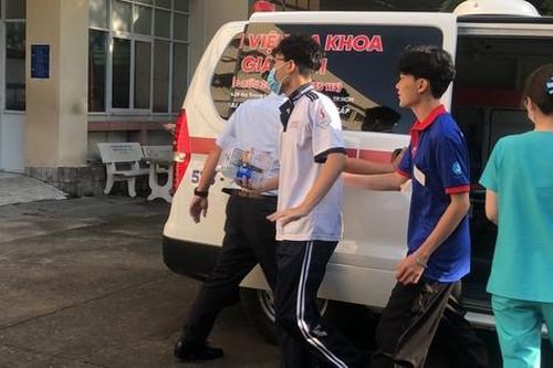 TPHCM: Một thí sinh đến điểm thi tốt nghiệp bằng xe cấp cứu