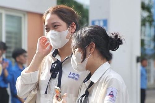 Thi tốt nghiệp THPT năm 2024: Lấp lánh nụ cười ngoài trường thi