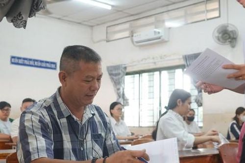 Thí sinh U50 thi tốt nghiệp: Các con ủng hộ tôi học tiếp đại học