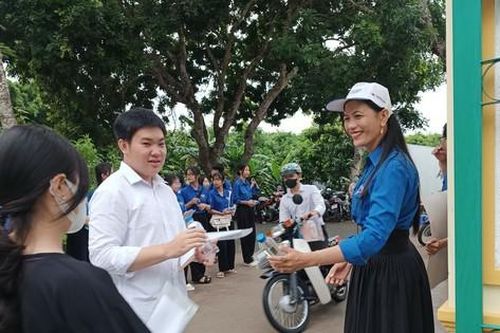 Cô giáo một chân ở Đồng Tháp tiếp sức sĩ tử thi tốt nghiệp THPT