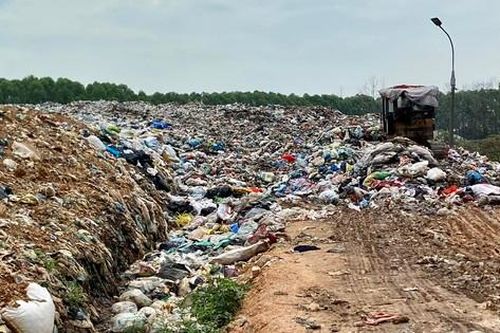 Hình ảnh bãi rác quá tải, ngập ngụa rác, rỉ nước đen tại Bắc Giang