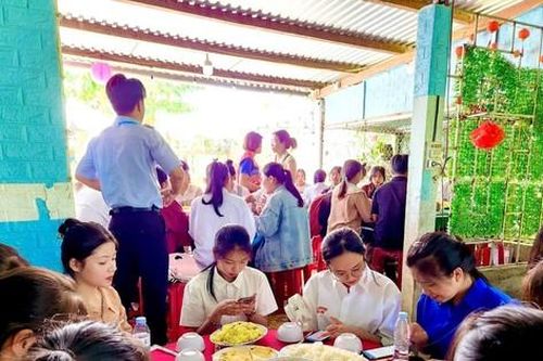 Đoàn viên, thanh niên thổi cơm, nấu chè 'tiếp sức' thí sinh