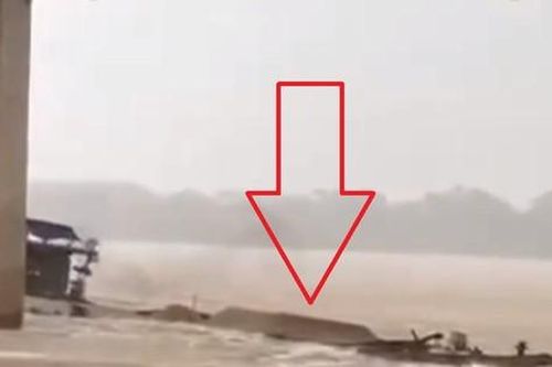 Tàu chở cát 'cao có ngọn' chìm trên sông Hồng