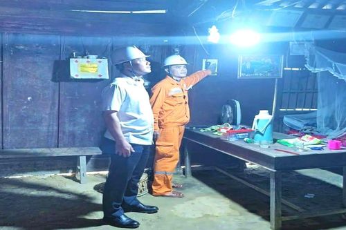 'Cõng điện' lên non thắp sáng bản làng