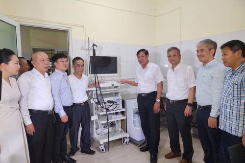 Thứ trưởng Bộ Y tế Đỗ Xuân Tuyên trao tặng thiết bị y tế tại Thanh Hóa