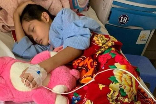 Mẹ đơn thân đi lấy chồng, nữ sinh lớp 6 chật vật chống chọi ung thư xương