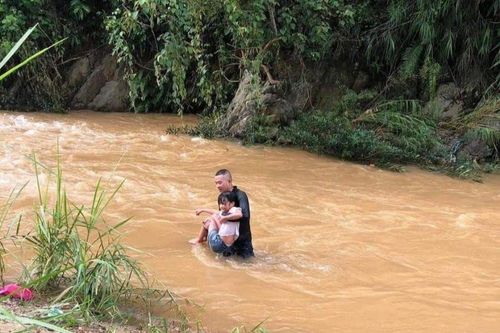 Giây phút chàng trai lao ra dòng lũ dữ cứu bé gái