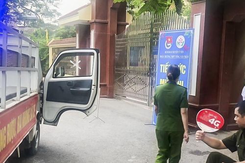 Công an dùng xe chuyên dụng đến tận nhà đón thí sinh quên đi thi tốt nghiệp THPT