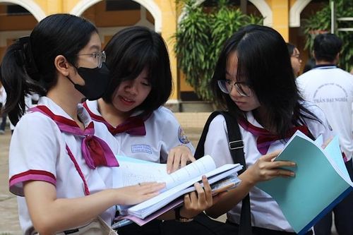 Sĩ tử than 'cạn kiệt năng lượng' sau 4 tiếng làm bài thi tổ hợp THPT 2024
