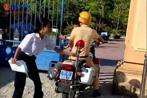 CSGT dùng xe đặc chủng kịp thời hỗ trợ thí sinh đến điểm thi