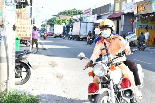 Kiên Giang: Thí sinh ngủ quên được cảnh sát giao thông chở đến điểm thi kịp thời