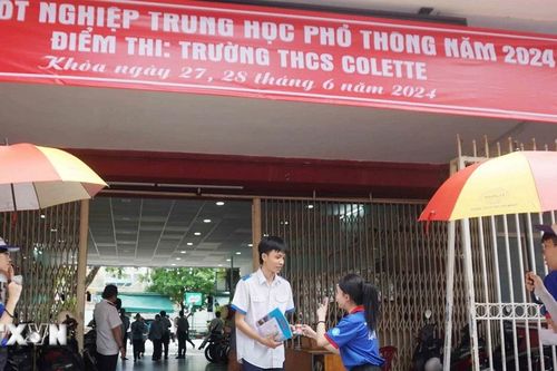 Thi tốt nghiệp THPT 2024: Thí sinh mổ ruột thừa đến điểm thi bằng xe cấp cứu