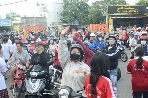 Phụ huynh 'đội' nắng, che mưa chờ con trong kỳ thi tốt nghiệp THPT năm 2024