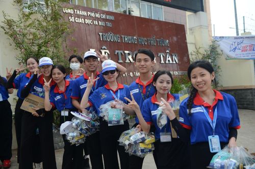 Khoảnh khắc đẹp của tình nguyện viên tiếp sức mùa thi năm 2024