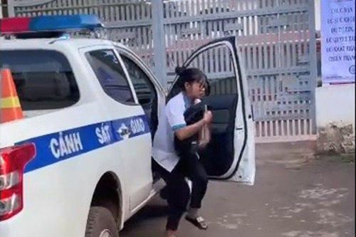 Nữ thí sinh quên giấy tờ được CSGT dùng xe đặc chủng chở hỗ trợ