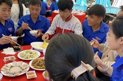Những tấm lòng 'thơm thảo' trong mùa thi tốt nghiệp THPT 2024