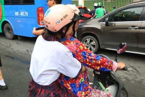 Xúc động bà ngoại 70 tuổi không biết chữ, vượt chục cây số chở cháu gái đi thi suốt nhiều năm