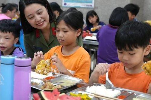 Phụ nữ Công an tỉnh Yên Bái: Nhiều hoạt động thiết thực trong tháng hành động vì trẻ em