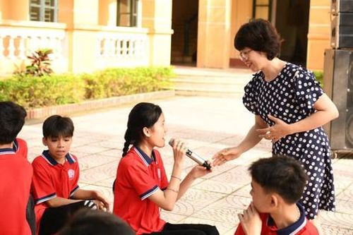 Nhiều mẹ hồn nhiên 'xông' vào phòng tắm, thay đồ trước mặt con tuổi dậy thì