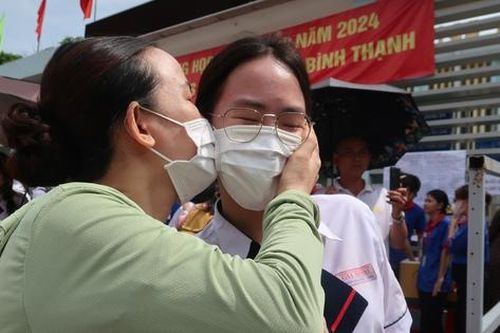 Hình ảnh đẹp của mẹ và con trong mùa thi tốt nghiệp THPT 2024