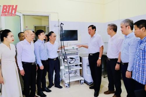 Thứ trưởng Bộ Y tế Đỗ Xuân Tuyên trao tặng thiết bị y tế cho Bệnh viện Đa khoa huyện Thọ Xuân