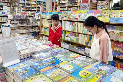 Thị trường sách giáo khoa, dụng cụ học tập khởi động sớm