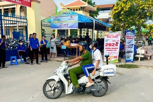 Công an hỗ trợ thí sinh đến điểm thi đúng giờ
