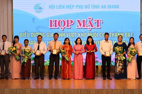 Hội Liên hiệp Phụ nữ tỉnh An Giang biểu dương 51 gia đình tiêu biểu vượt khó nuôi con thành đạt