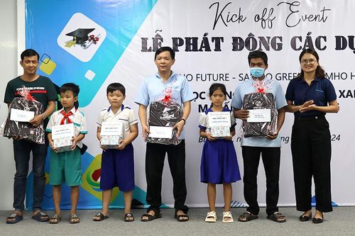 Công ty TNHH An Giang Samho trao học bổng cho con công nhân có hoàn cảnh khó khăn