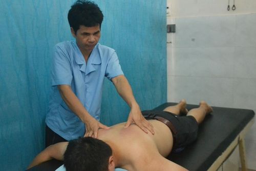 Khi người mù hành nghề xoa bóp, bấm huyệt, xông hơi