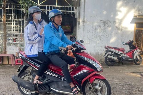 Gia Lai lại có thí sinh ngủ quên được tình nguyện viên đến tận nhà chở đi thi