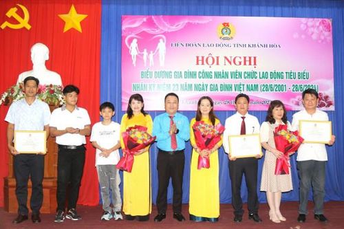 Biểu dương 22 gia đình công nhân, viên chức, lao động tiêu biểu