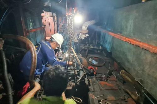 Trung tâm Dịch vụ Hậu cần - Kỹ thuật đảo Trường Sa: Khắc phục sự cố cho tàu cá ngư dân Bình Định