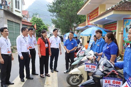 Phó Chủ tịch UBND tỉnh Giàng Thị Dung kiểm tra các điểm thi trên địa bàn huyện Bắc Hà