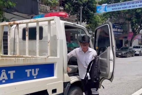Cảnh sát giao thông Bảo Thắng hỗ trợ đưa một học sinh đến điểm thi kịp giờ
