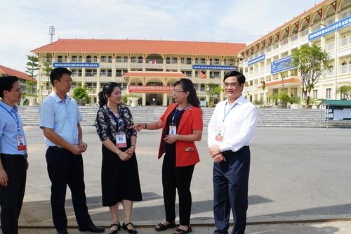 Ban chỉ đạo thi tỉnh kiểm tra công tác tổ chức kỳ thi tại thành phố Lào Cai
