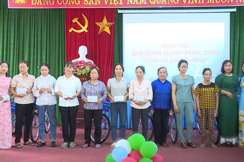 Gia đình hạnh phúc, gắn kết yêu thương