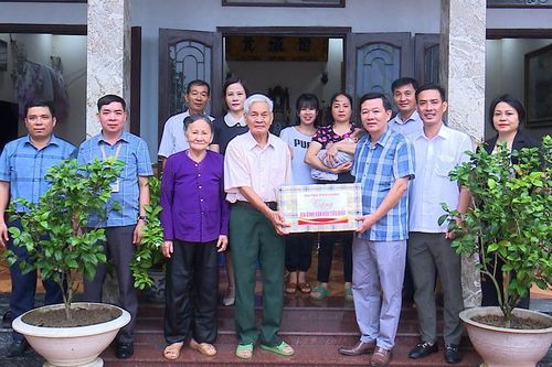 Phù Ninh: Thăm, tặng quà các gia đình văn hóa tiêu biểu năm 2024