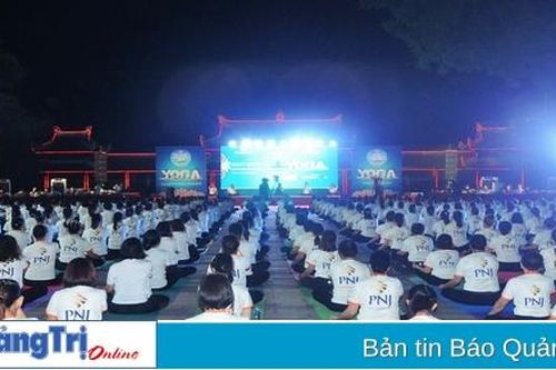 Gần 1.000 người dân đồng diễn Yoga hướng đến Lễ hội Vì hòa bình
