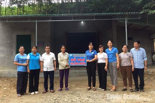 Bàn giao 'Mái ấm tình thương' cho phụ nữ nghèo xã Trung Hà