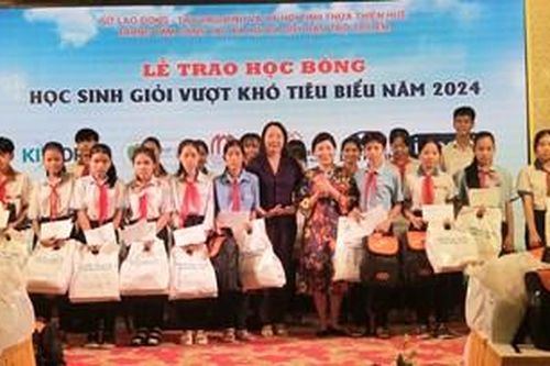 Trao học bổng cho 100 học sinh nghèo vượt khó tiêu biểu