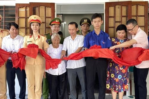 Trao 'Nhà tình nghĩa' và tặng 50 chiếc xe đạp cho học sinh khó khăn