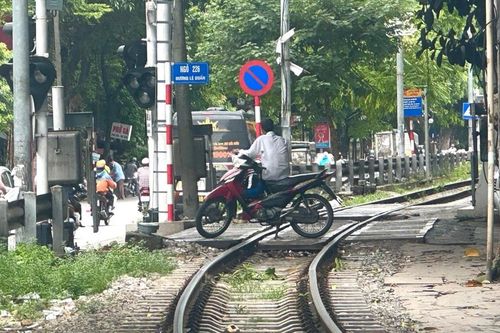 Hà Nội: Vi phạm hành lang an toàn đường sắt vẫn tái diễn