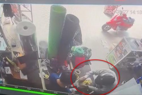 Tìm người đàn ông nước ngoài dùng 'ảo thuật' rút tiền của chủ cửa hàng đồ điện